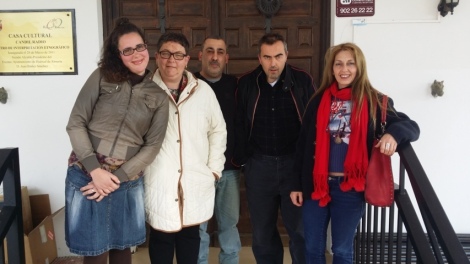 Toñi, Rosa, Antonio, José Luis y Clara en la puerta de Candil Radio